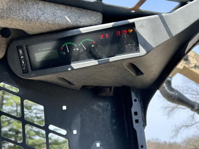 John Deere 323E