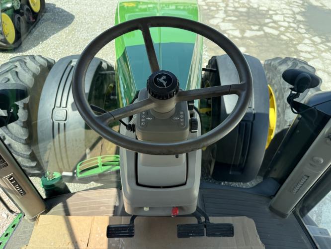 John Deere 8235R