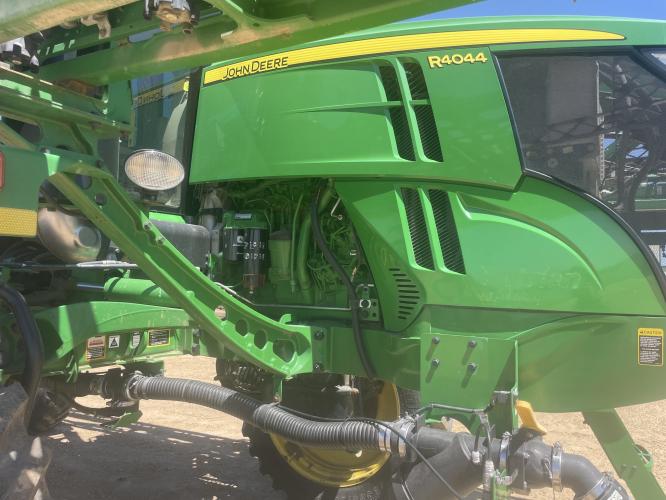 John Deere R4044