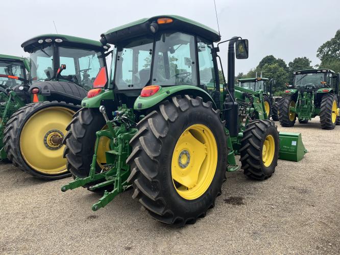 John Deere 6135E