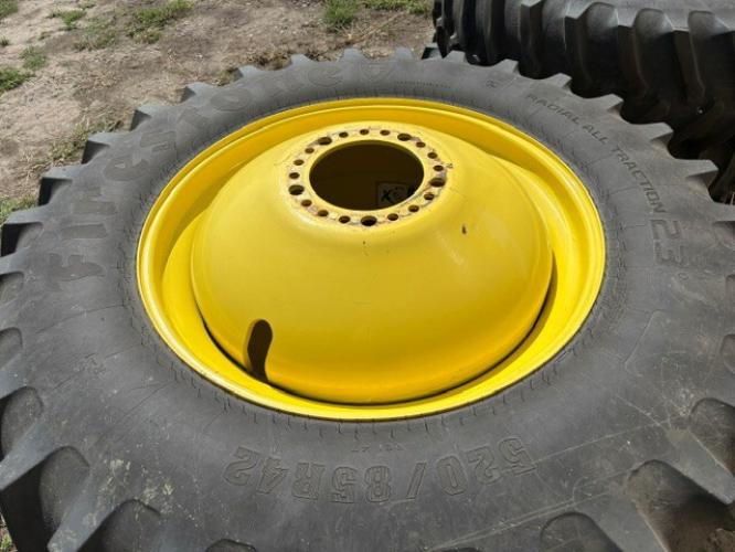 John Deere 520/85R42