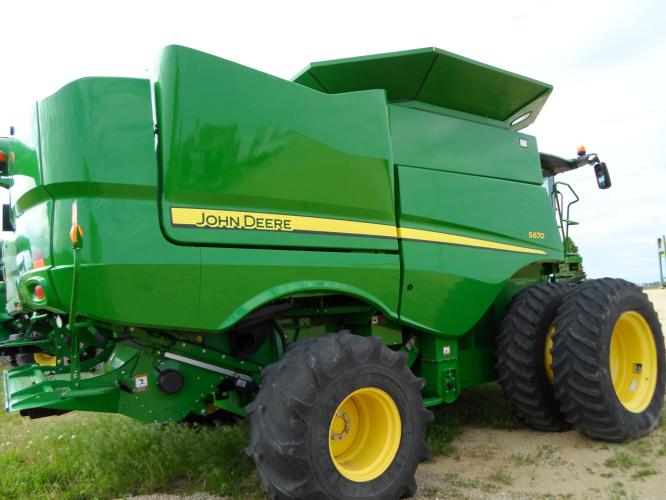 John Deere S670