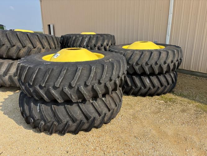 John Deere 520/85R42