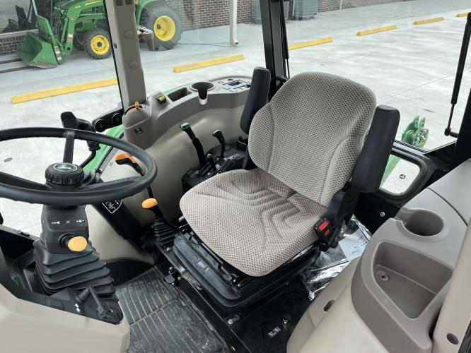 John Deere 5055E