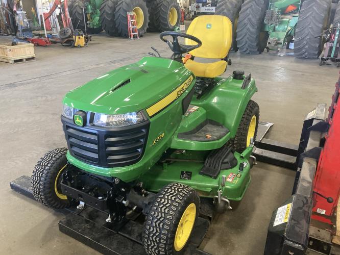 John Deere X738