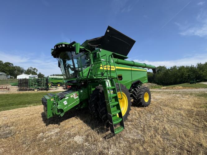 John Deere S7 700