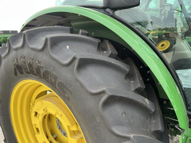 John Deere 6135E