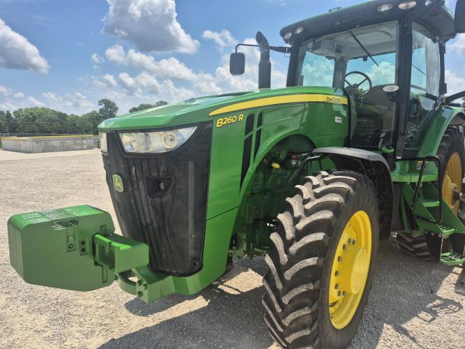 John Deere 8260R