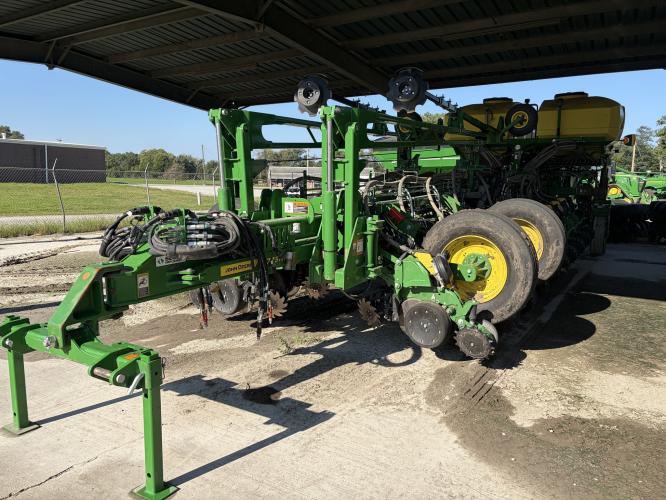 John Deere 1775