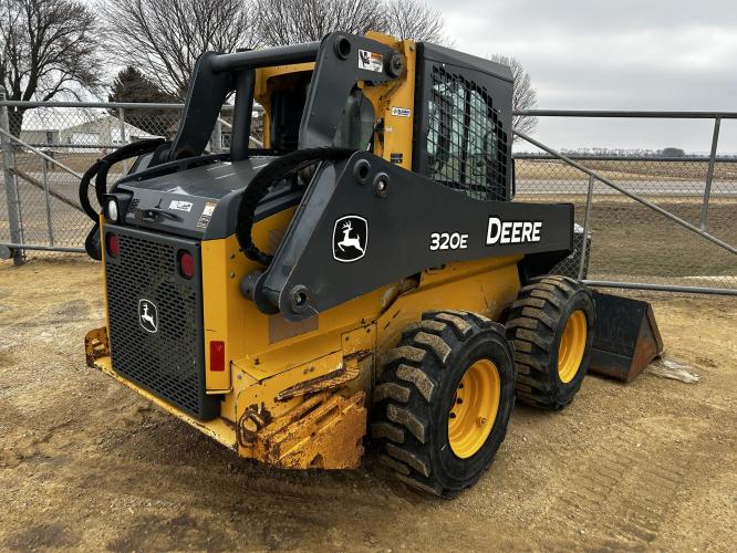 John Deere 320E