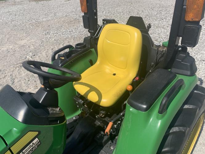 John Deere 3038E