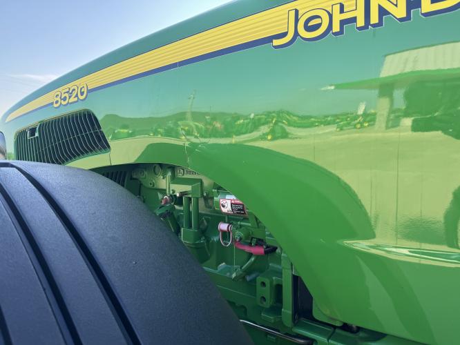 John Deere 8520