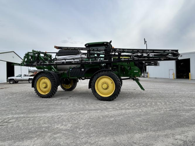 John Deere R4044