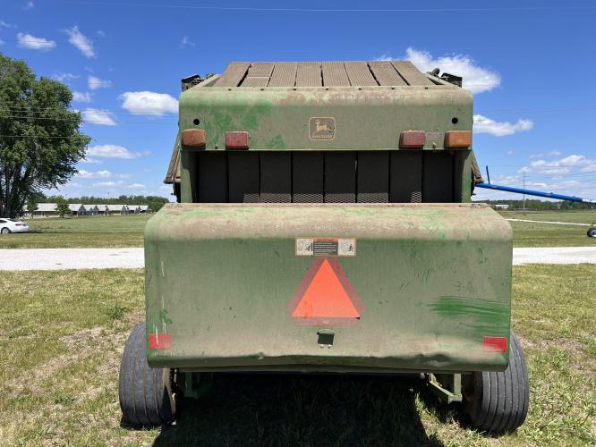 John Deere 566