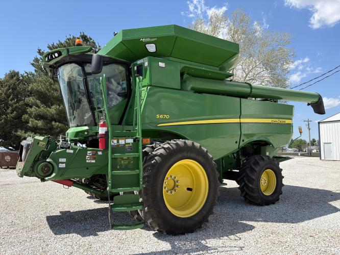 John Deere S670