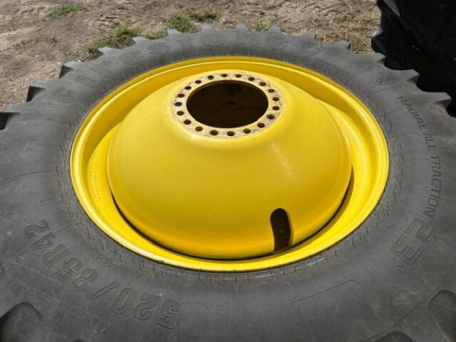 John Deere 520/85R42