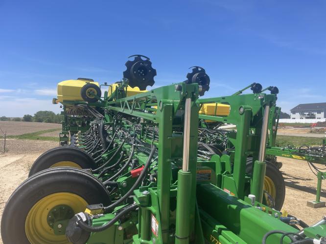 John Deere 1775NT