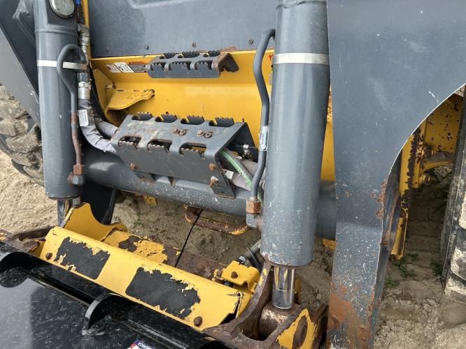 John Deere 332G