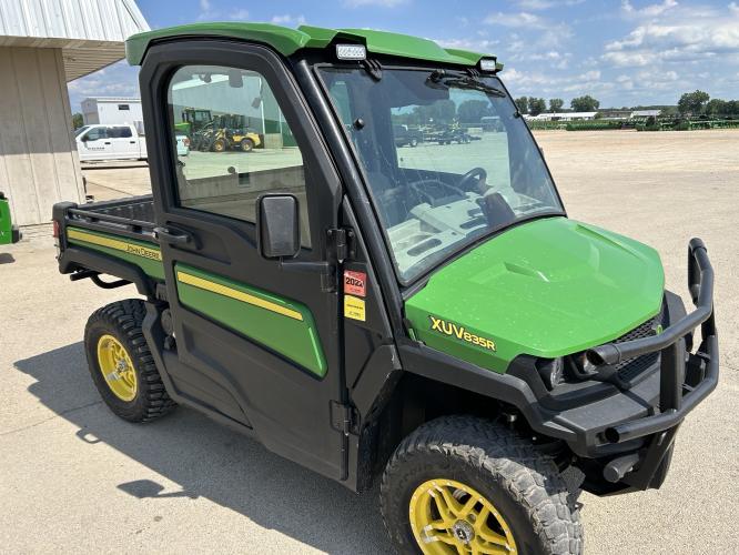 John Deere 835R