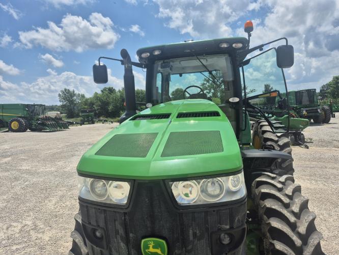 John Deere 8260R