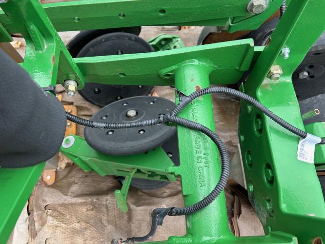 John Deere XP row unit w/ closing wheels, long arms, eset meter w/ Row clutches