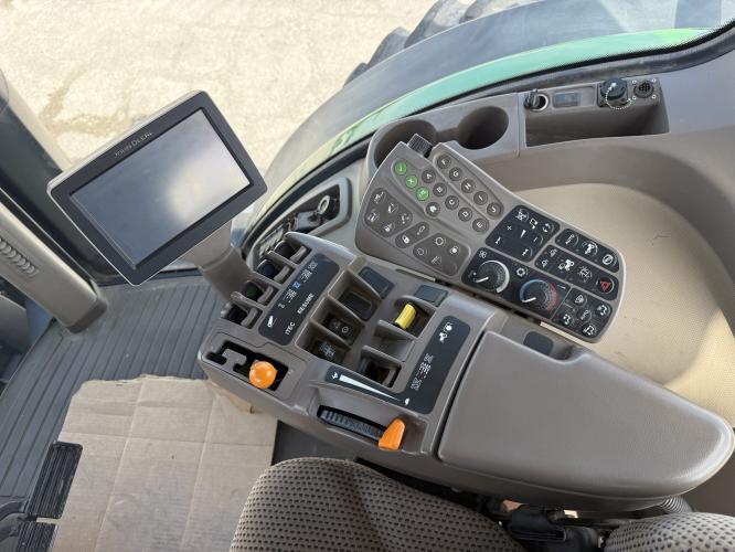 John Deere 8235R