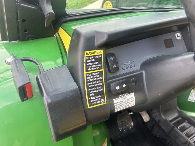 John Deere 825I