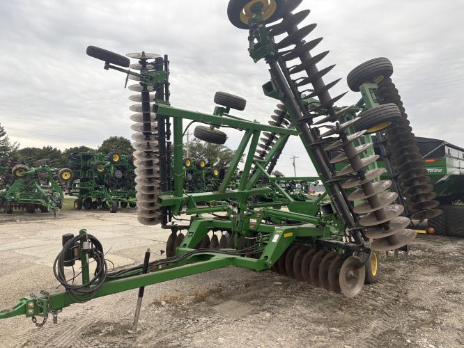 John Deere 637