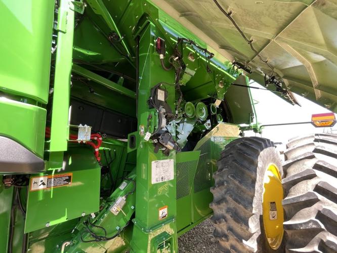 John Deere S7 700