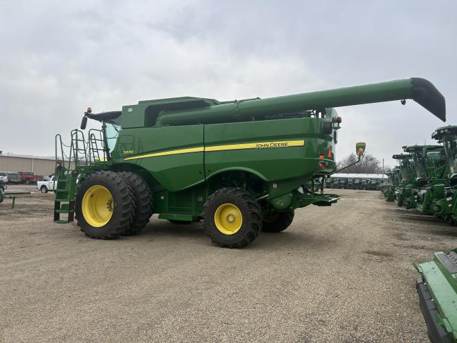 John Deere S670