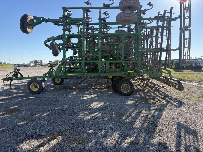 John Deere 2210