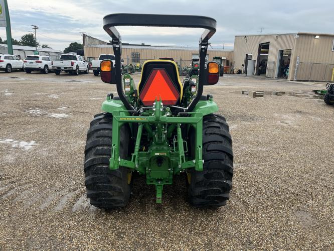 John Deere 3046R