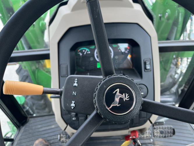 John Deere 5055E