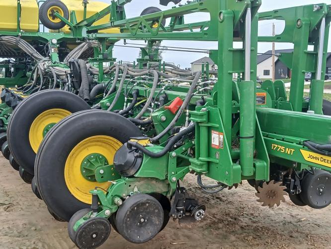 John Deere 1775NT