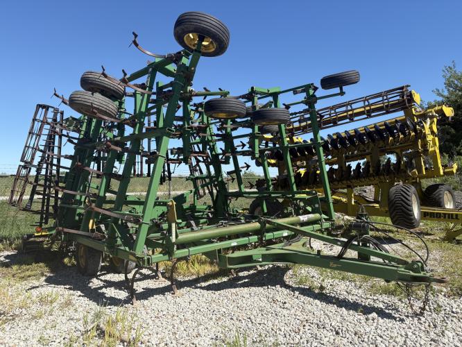 John Deere 2210
