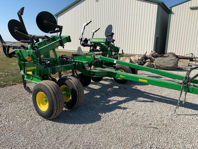 John Deere 2100