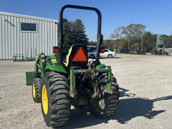John Deere 3320