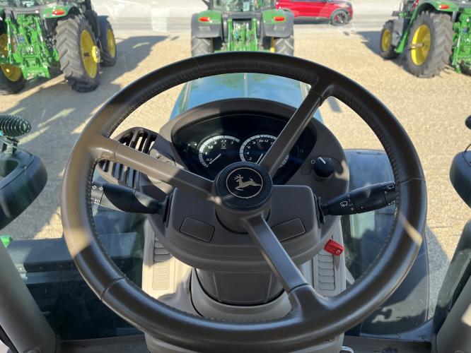 John Deere 6215R