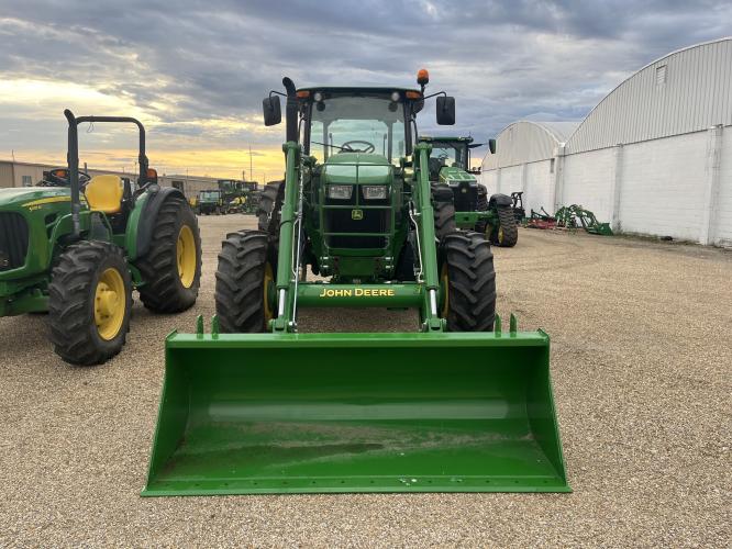 John Deere 6135E