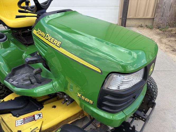 John Deere X585