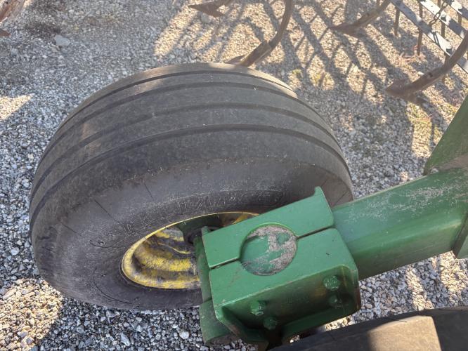John Deere 2210