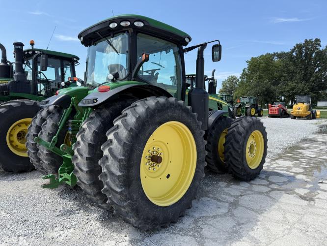 John Deere 8235R