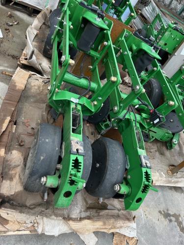 John Deere XP row unit w/ closing wheels, long arms, eset meter w/ Row clutches