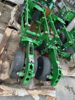 John Deere XP row unit w/ closing wheels, long arms, eset meter w/ Row clutches
