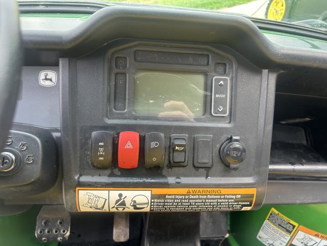John Deere 825I