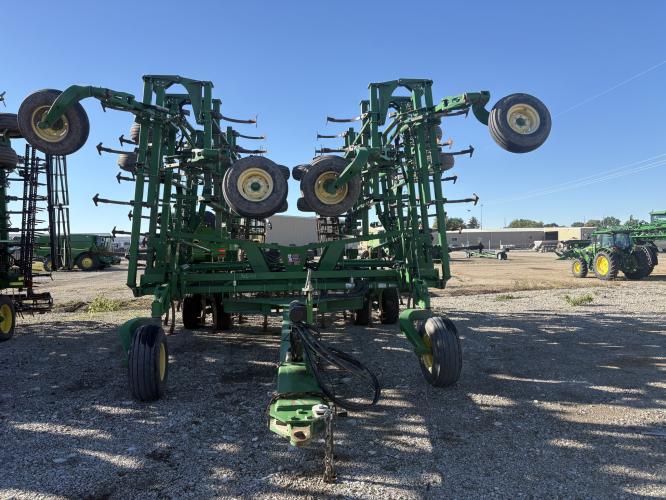 John Deere 2210