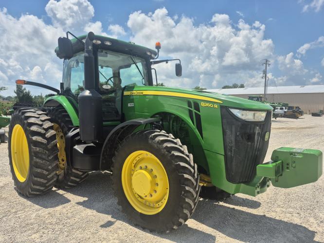 John Deere 8260R