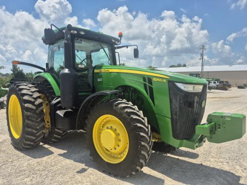  John Deere 8260R