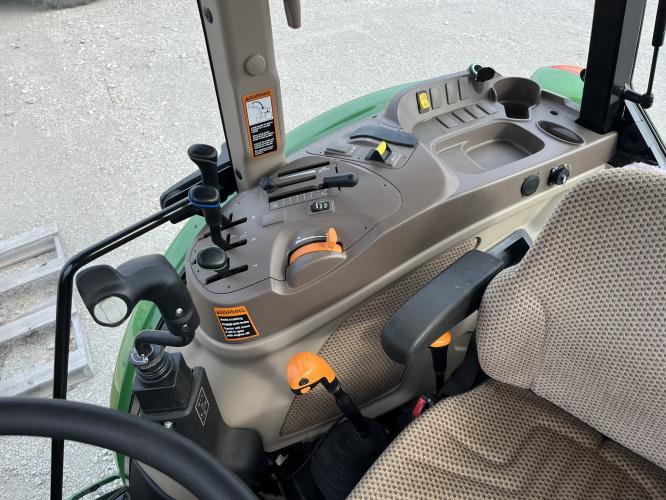 John Deere 6135E