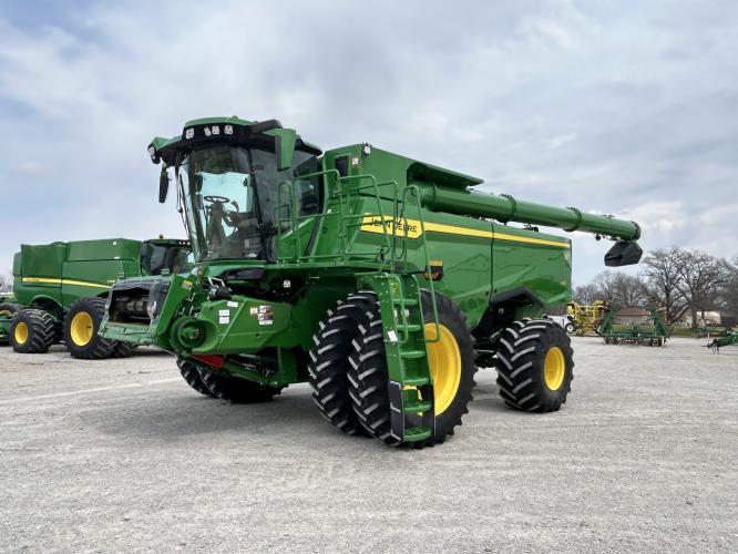 John Deere S7 700